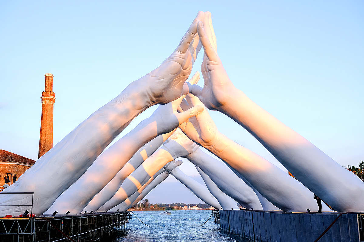 In 2017 Lorenzo Quinn built a pair of giant hands reaching up out of the Grand Canal. For 2019 his largest work to date, Building Bridges,featured not one, but six pairs of hands touching and clasping across the canal entering the Arsenale. Representing the six values of friendship, wisdom, help, faith, hope and love, the hands symbolised people overcoming their differences. Said Quinn: “Venice is the city of bridges. It is the perfect location to spread a message of world unity.” 