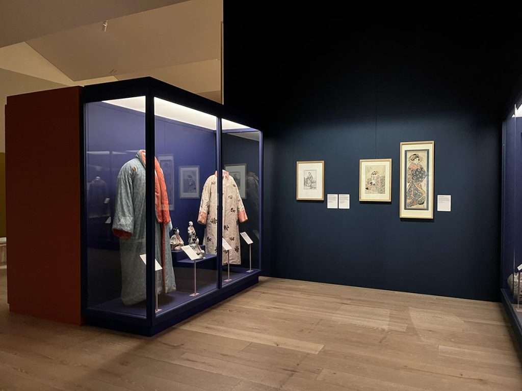 Example of display showing prints complementing the kimonos 