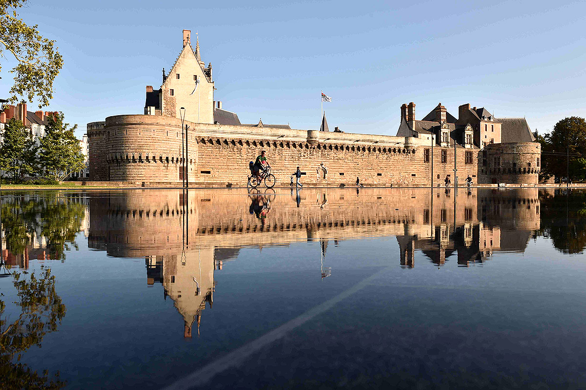 The Chateau des Ducs de Bretagne reflected in the ‘Miroir d’eau’ (Water mirror)