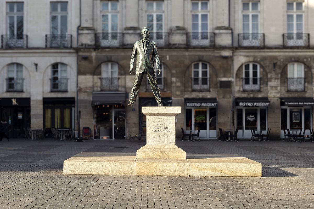 Philippe Ramette, Éloge du pas de côté, (Ode to side-stepping) from Le Voyage à Nantes 2018 and now on permanent display in the Place du Bouffay © Philippe Piron _ LVAN - ADAGP, Paris 2019